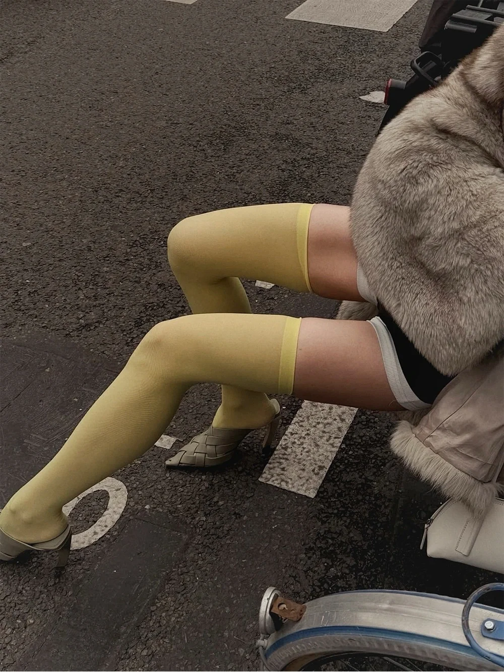 VTG NWT Clover Yellow Thigh High Nylon Seamless Stretch Stockings Size 8.5-11 M